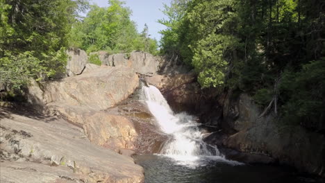 Ein-Wasserfall-über-Einem-Pool-Bei-Kleinen-Wasserfällen,-Maine