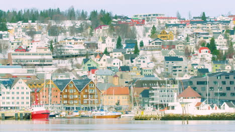 Schöne-Bunte-Häuser-Und-Hafen-In-Tromso,-Norwegen