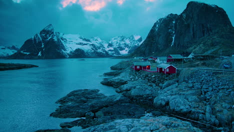 Atemberaubende-Filmische-Neigung-Von-Hamnoy,-Den-Lofoten-Inseln,-Norwegen