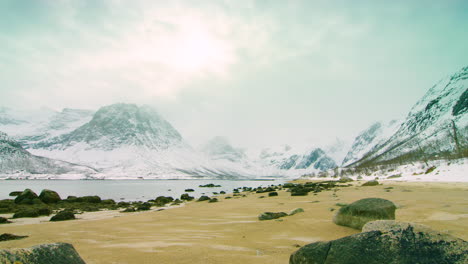 Un-Travelling-Cinematográfico-Absolutamente-Impresionante-Delante-De-Una-Playa-Congelada.