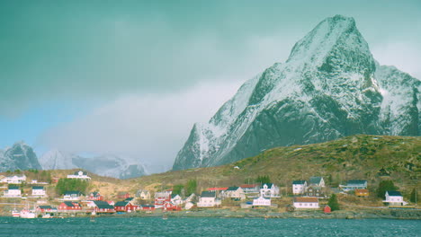 Häuser-Auf-Den-Lofoten,-Norwegen