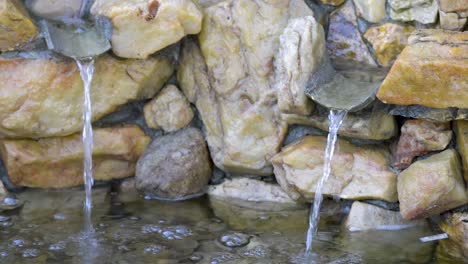 Schöner-Wasserbrunnen-Aus-Stein-In-Einem-Garten