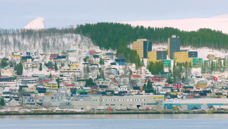 Vivienda-Colorida-En-Tromso,-Noruega
