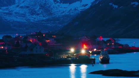 Stunning-cinematic-telephoto-shot-of-boats-in-Reine,-Norway-at-dusk