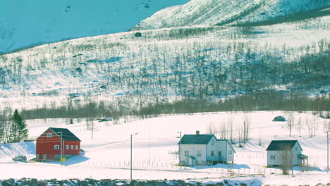 Stunning-static-shot-of-houses-in-Tromvik,-Norway