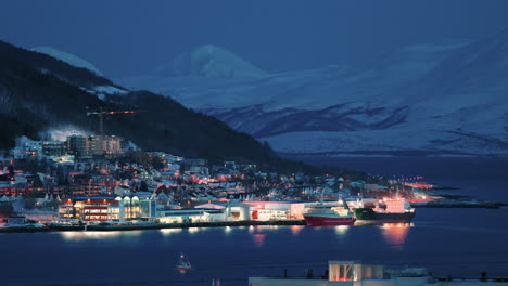 Filmaufnahme-Von-Tromso-In-Der-Abenddämmerung