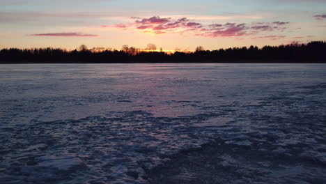 Atemberaubende-Filmische-Aufnahmeverfolgung-über-Einen-Zugefrorenen-See-In-Finnland