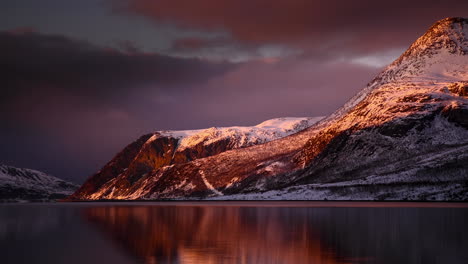 Atemberaubender-Filmischer-Goldener-Sonnenuntergang-Im-Zeitraffer-über-Einem-Fjord-In-Norwegen