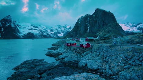 Atemberaubende-Filmische-Langsame-Schwenkaufnahme-In-Der-Dämmerung-Von-Hamnoy,-Lofoten,-Norwegen