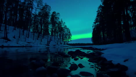 Atemberaubende-Filmische-Tag-zu-Nacht-Bewegung-Im-Zeitraffer-Der-Aurora-über-Einem-Eisigen-Strom