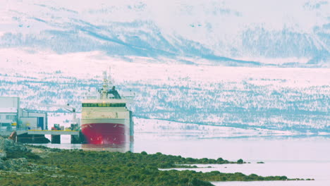 Eine-Atemberaubende-Filmische-Langzeitaufnahme-Eines-Frachtschiffs,-Das-In-Troms-Beladen-Wird?