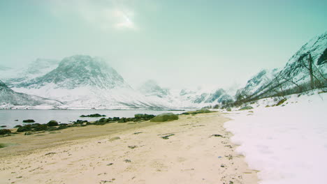 Filmische-Kamerafahrt-Von-Links-Nach-Rechts-An-Einem-Verschneiten-Strand-In-Nordnorwegen