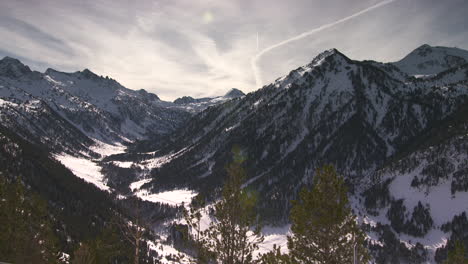 Toma-Estática-De-Un-Valle-Nevado-En-El-Lado-Francés-De-Los-Pirineos