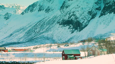 Atemberaubende-Aufnahme-Von-Häusern-Im-Abgelegenen-Norden-Norwegens