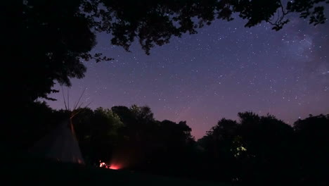Filmischer-Zeitraffer-Vom-Camping-Unter-Den-Sternen