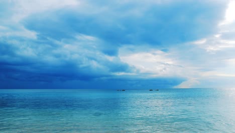 Karibisches-Meer-Plätschert-Sanft-In-Ruhe-Vor-Dem-Sturm-Mit-Bewölktem-Himmel