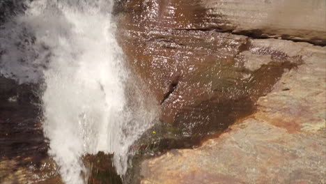 Luftaufnahme,-Die-Einen-Kleinen-Wasserfall-An-Kleinen-Wasserfällen-In-Maine-Hinauffliegt
