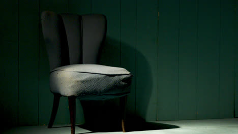 Ein-Alter-Grüner-Stuhl-In-Einem-Leeren-Grünen-Raum