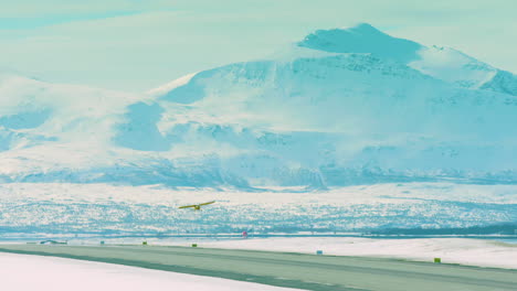 Toma-Cinematográfica-De-Un-Avión-Ligero-Despegando-Del-Aeropuerto-De-Tromso