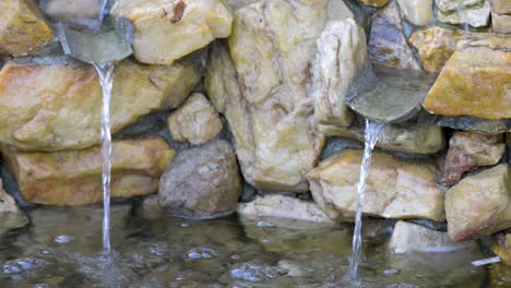 Hermosa-Fuente-De-Agua-En-Un-Jardín-Hecho-De-Piedras
