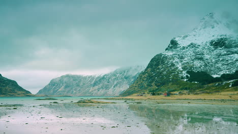 Reflejos-Y-Niebla-En-Las-Islas-Lofoten,-Noruega