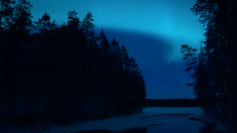 Atemberaubende-Filmische-Aufnahme-Der-Aurora-Borealis-über-Einem-Bach-Und-Einem-Wald
