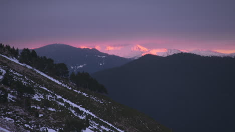Atemberaubender-Sonnenuntergang-Schneebedeckte-Berge