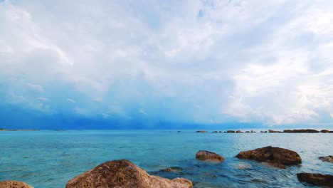 Karibisches-Meerwasser-In-Zeitlupe,-Das-Vor-Dem-Sturm-Sanft-Auf-Felsen-Schwappt