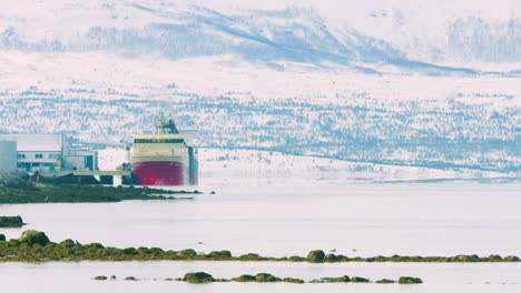 Atemberaubende-Kinoreife-Mittelweite-Aufnahme-Eines-Frachtschiffs,-Das-In-Troms-Beladen-Wird?