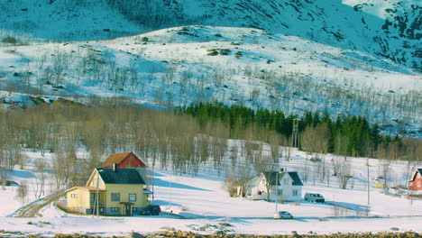 Häuser-Im-Abgelegenen-Norwegen