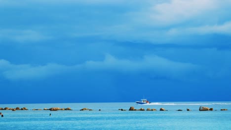 Barco-Que-Regresa-A-La-Orilla-En-Calma-Antes-De-La-Tormenta,-Mar-Caribe-De-Curacao