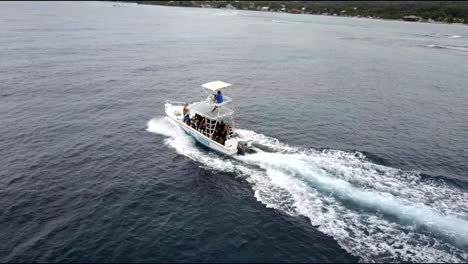 Dies-Ist-Stock-Footage-Von-Einem-Tauchboot,-Das-Mit-Einer-Drohne-über-Die-Ozeane-Von-Roaton-Verfolgt-Wird