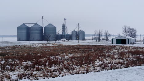 Eine-Farm-Im-Mittleren-Westen-Nach-Einem-Großen-Schneefall-Im-Winter