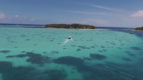 Korallenriffbereich-Der-Insel-Insel-Mauritius-Mit-Schnellbooten,-Die-Sich-Neben-Der-Küste-Bewegen
