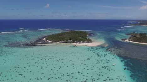 Zona-De-La-Isla-De-Arrecifes-De-Coral-De-La-Costa-De-La-República-De-Mauricio-En-Un-Día-Soleado,-De-Vacaciones