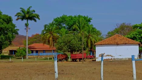 Tierra-Rural-Con-Casas-Y-Tractor-Y-árboles