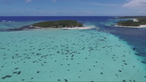 Kristallklares-Blaues-Wasser-Der-Insel-Der-Republik-Mauritius-Im-Urlaub-Mit-Motorbooten,-Die-Sich-Bewegen
