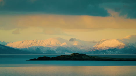 Atemberaubender-Stimmungsvoller-Sonnenuntergang-Mit-Langer-Linse-In-Norwegen