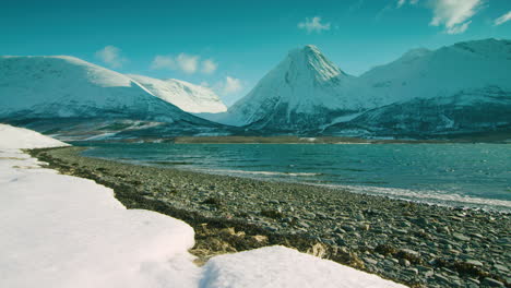 Atemberaubende-Filmische-Kamerafahrt-Von-Rechts-Nach-Links-über-Einen-Fjord-Und-Berge-In-Norwegen