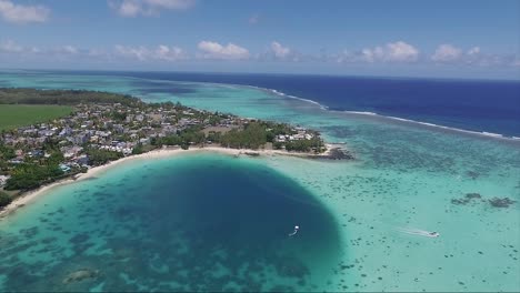 Inseln-Der-Republik-Mauritius-Mit-Kristallklarem-Blauem-Wasser-An-Der-Küste-Und-Motorboot,-Das-Im-Urlaub-Beschleunigt