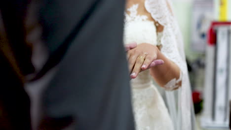 Zeit,-In-Der-Braut-Und-Bräutigam-Während-Der-Hochzeitszeremonie-Ihre-Ringe-Verbinden