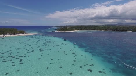 Vacaciones-En-La-Isla-Mauricio-Con-Arrecifes-De-Coral-Bajo-Lanchas-A-Motor-En-Un-Día-Soleado-En-La-Costa