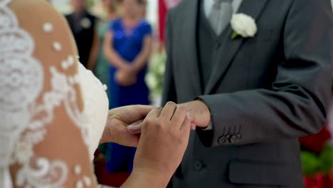 Wichtiger-Moment,-In-Dem-Braut-Und-Bräutigam-Während-Der-Hochzeitszeremonie-Ihre-Ringe-Zusammenfügen