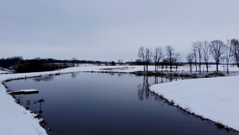 Ein-Teich-Mit-Frischem-Schnee