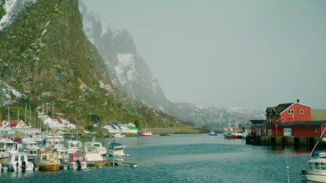 Cinematic-shot-of-Svolvaer-harbour,-the-Lofoten-archipelago,-Norway