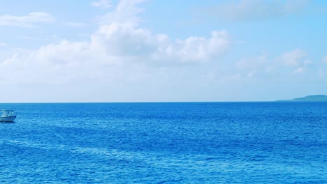 Kleines-Fischerboot,-Das-An-Einem-Schönen-Sonnigen-Tag-In-Curacao-In-Den-Rahmen-Kommt,-Wenn-Es-Vom-Meer-Ins-Ufer-Kommt