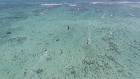 Touristen-Kitesurfen-Auf-Der-Halbinsel-Le-Morne-Auf-Der-Insel-Mauritius-Im-Urlaub-Auf-Dem-Kristallklaren-Blauen-Wasser