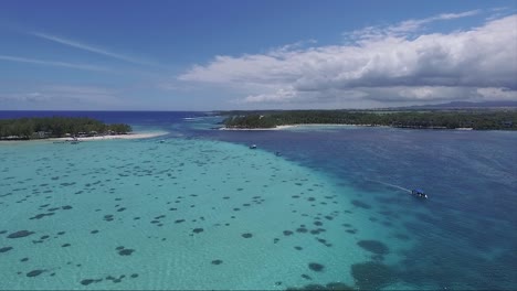 Isla-De-Arrecifes-De-Coral-De-Mauricio-Con-Veloces-Lanchas-Navegando-En-Las-Aguas-Cristalinas-Del-Océano-De-Vacaciones