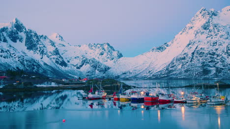 Atemberaubende-Dämmerungsaufnahme-Von-Fischerbooten-Auf-Den-Lofoten,-Norwegen