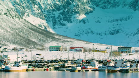 Impresionante-Foto-De-Barcos-Y-Casas-En-Tromvik,-Noruega